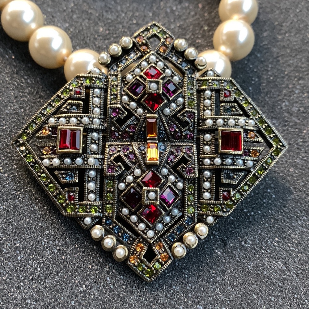 Heidi Daus accent beaded choker; white Pearl style removable broach - gorgeous!